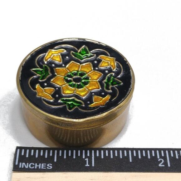 Small Vintage Brass Floral Enamel Pill Box, 1970s Vintage Jewelry Accessories - Picture 4 of 10